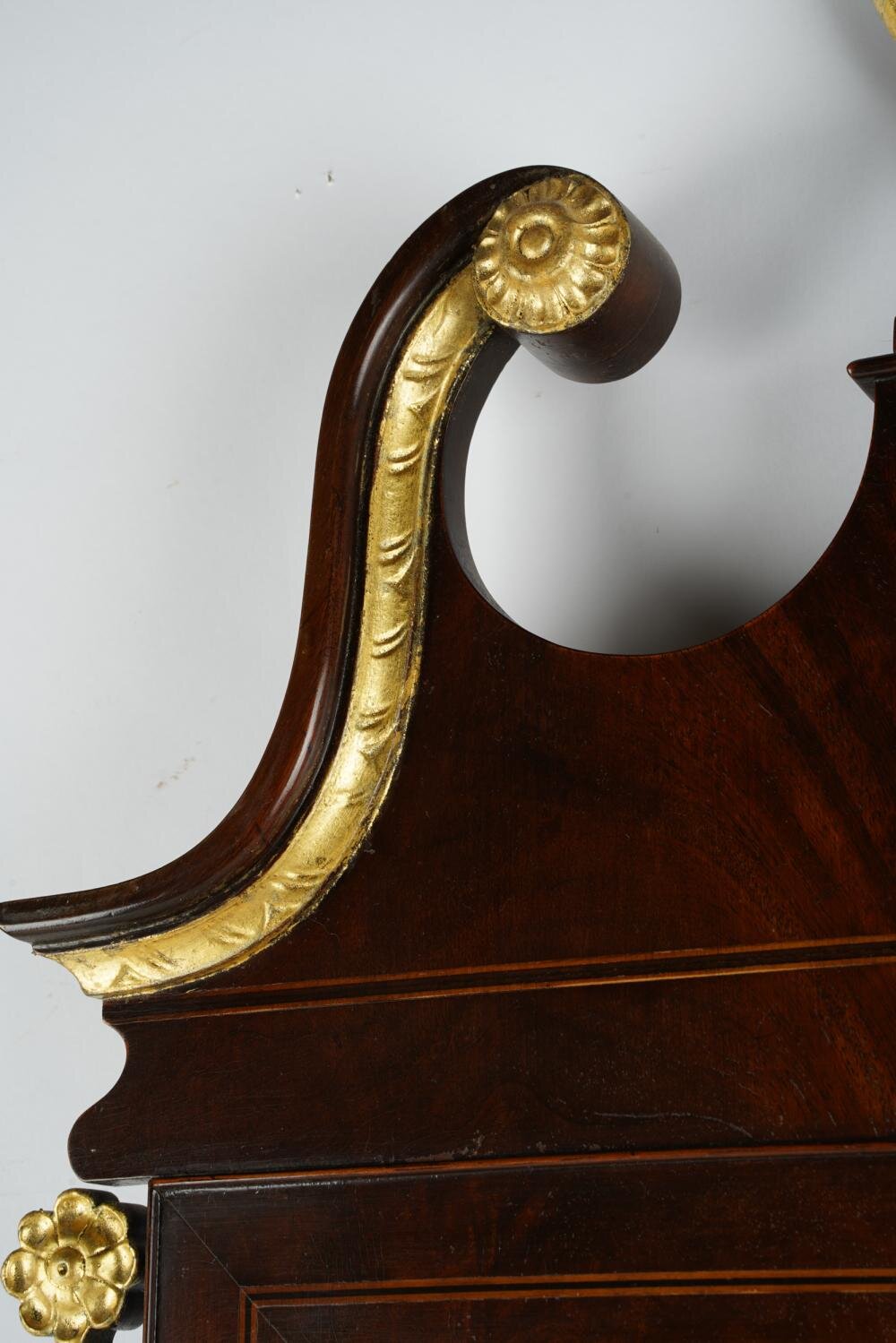 AF7-102: EARLY 20TH CENTURY PARCEL GILT FEDERAL STYLE MIRROR