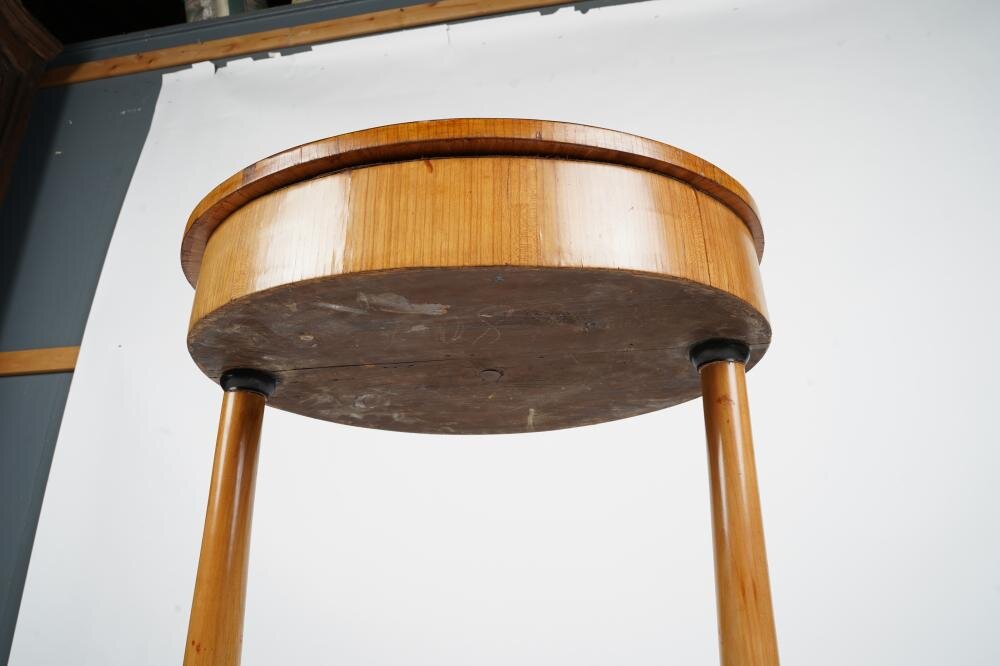 AF1-113: ANTIQUE MID 19TH CENTURY AUSTRIAN BIEDERMEIER OVAL VITRINE SIDE TABLE