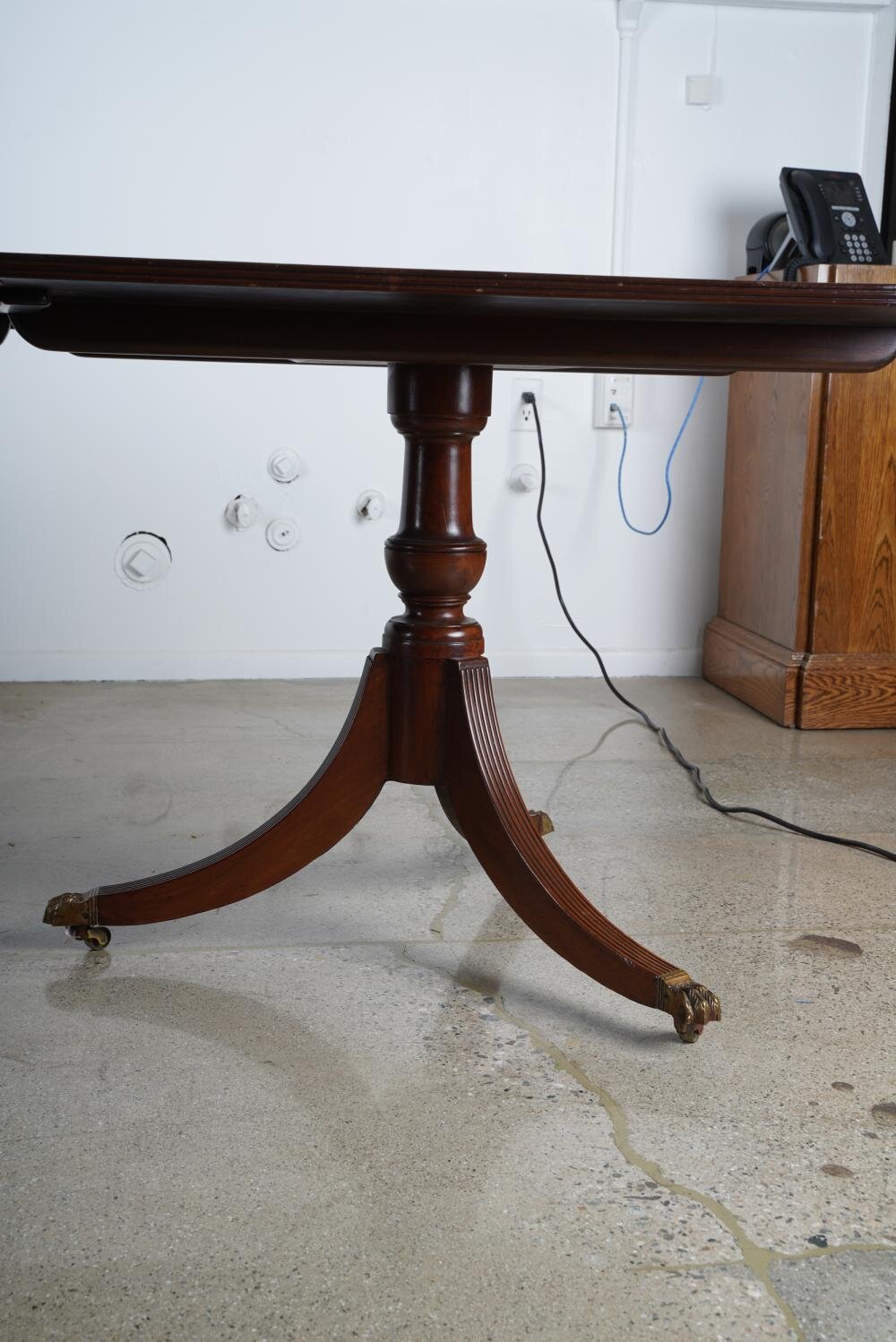 AF1-100: Antique English Regency Three Pedestal Mahogany Dining Table Early 19th Century