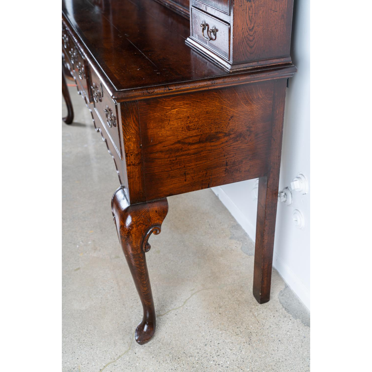 AF3-194: VINTAGE FINELY CRAFTED GEORGIAN STYLE OAK & CROSS-BANDED WELSH DRESSER