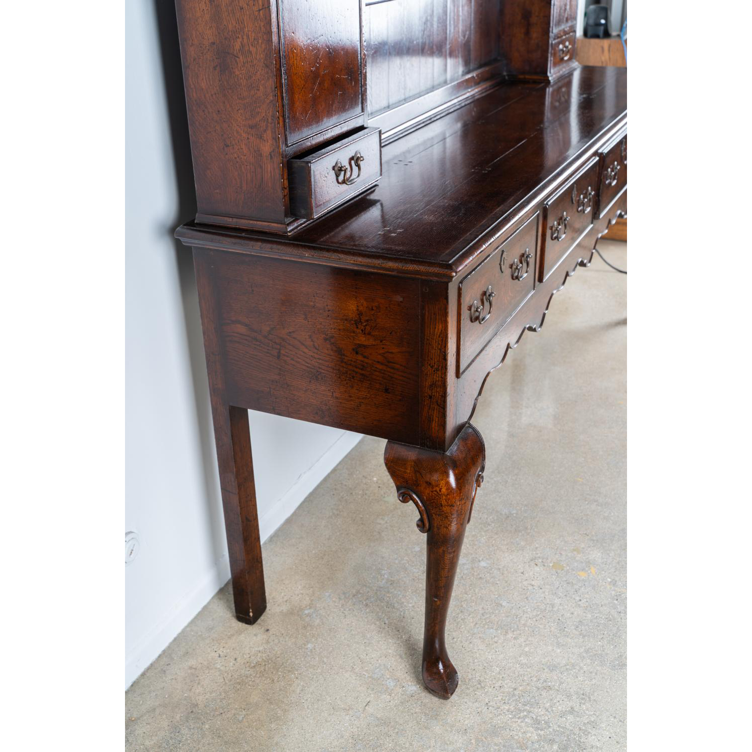 AF3-194: VINTAGE FINELY CRAFTED GEORGIAN STYLE OAK & CROSS-BANDED WELSH DRESSER