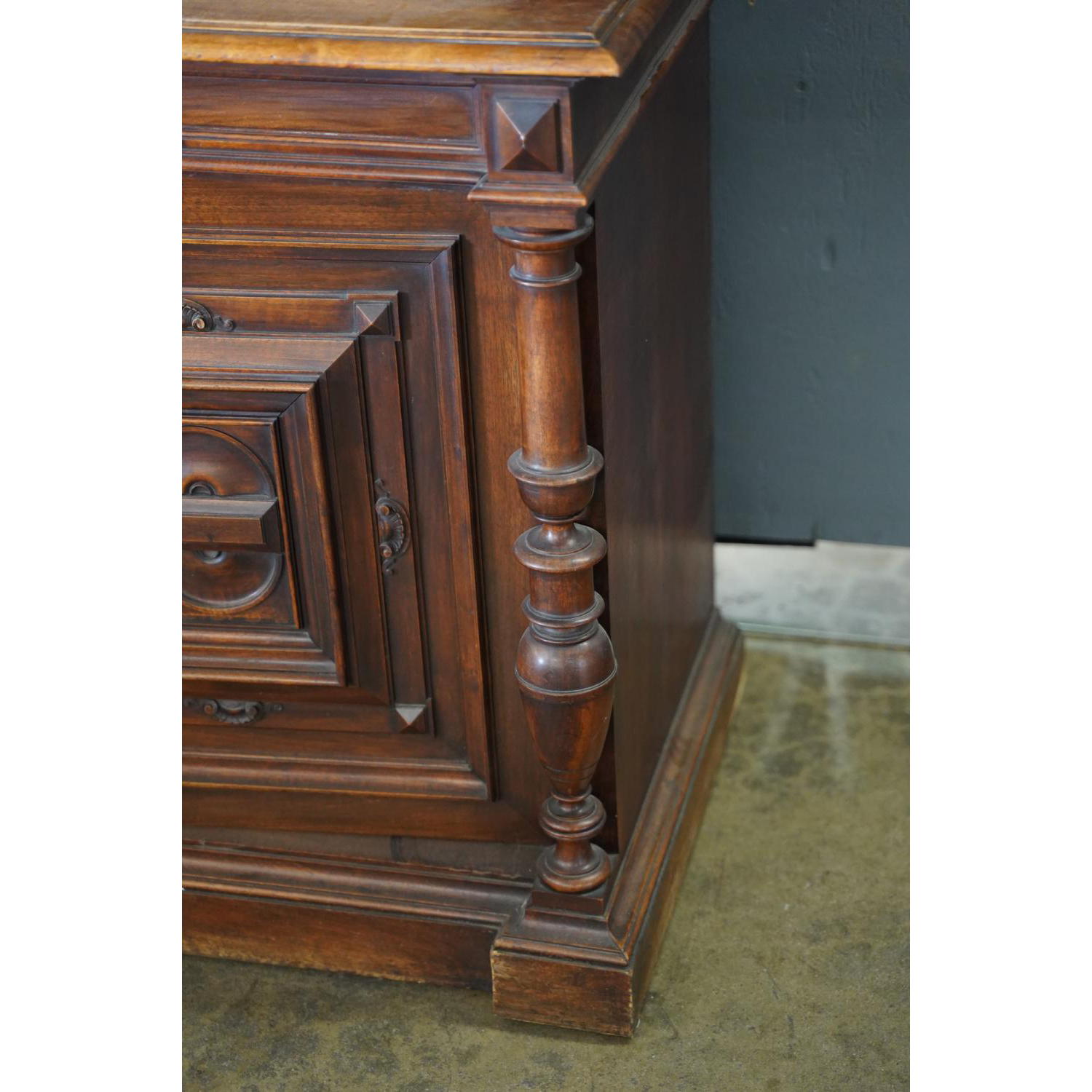 AF3-198: ANTIQUE MID 19TH CENTURY AMERICAN RENAISSANCE REVIVAL WALNUT BOOKCASE