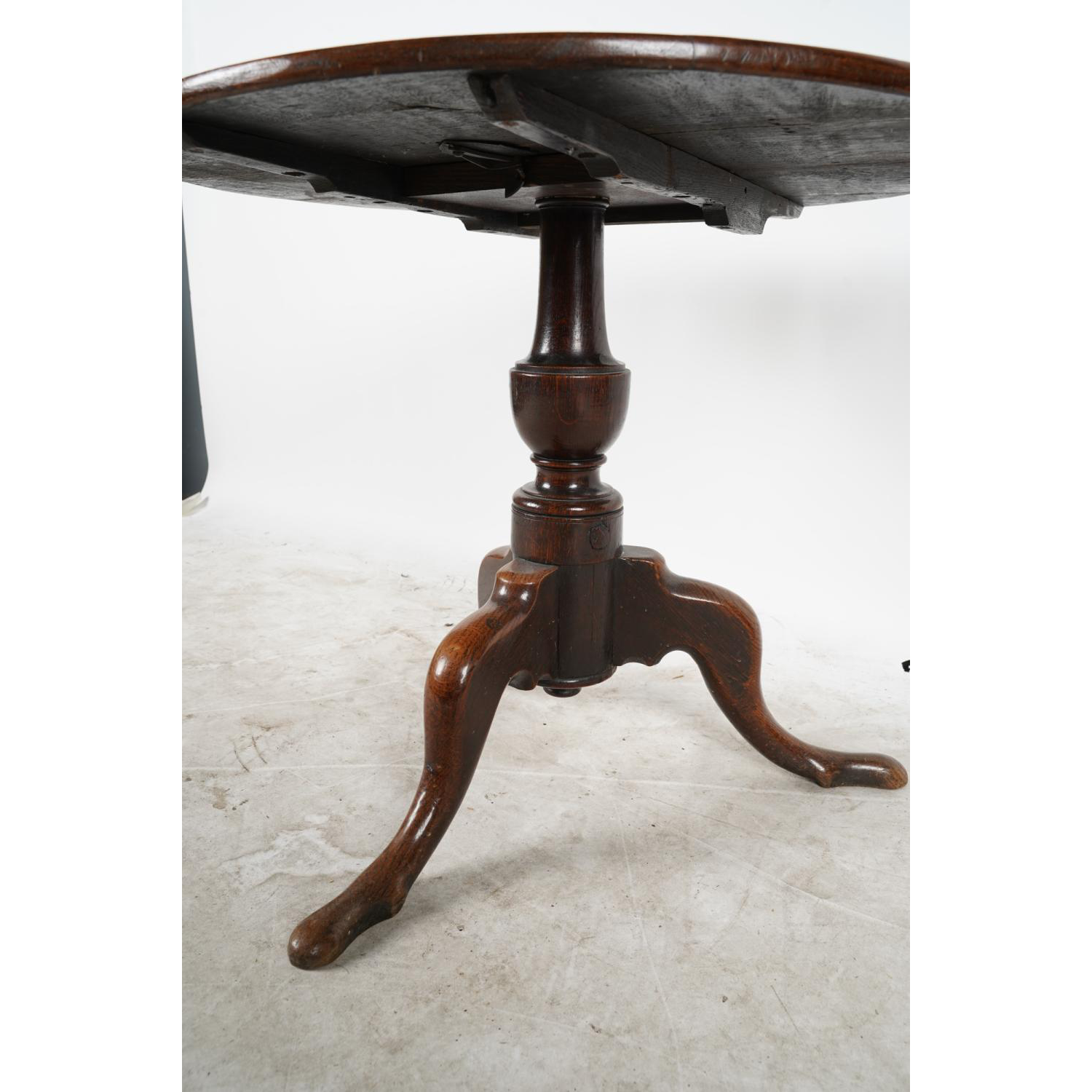 AF1-281: ANTIQUE 18TH CENTURY GEORGIAN OAK TILT TOP TRIPOD TABLE