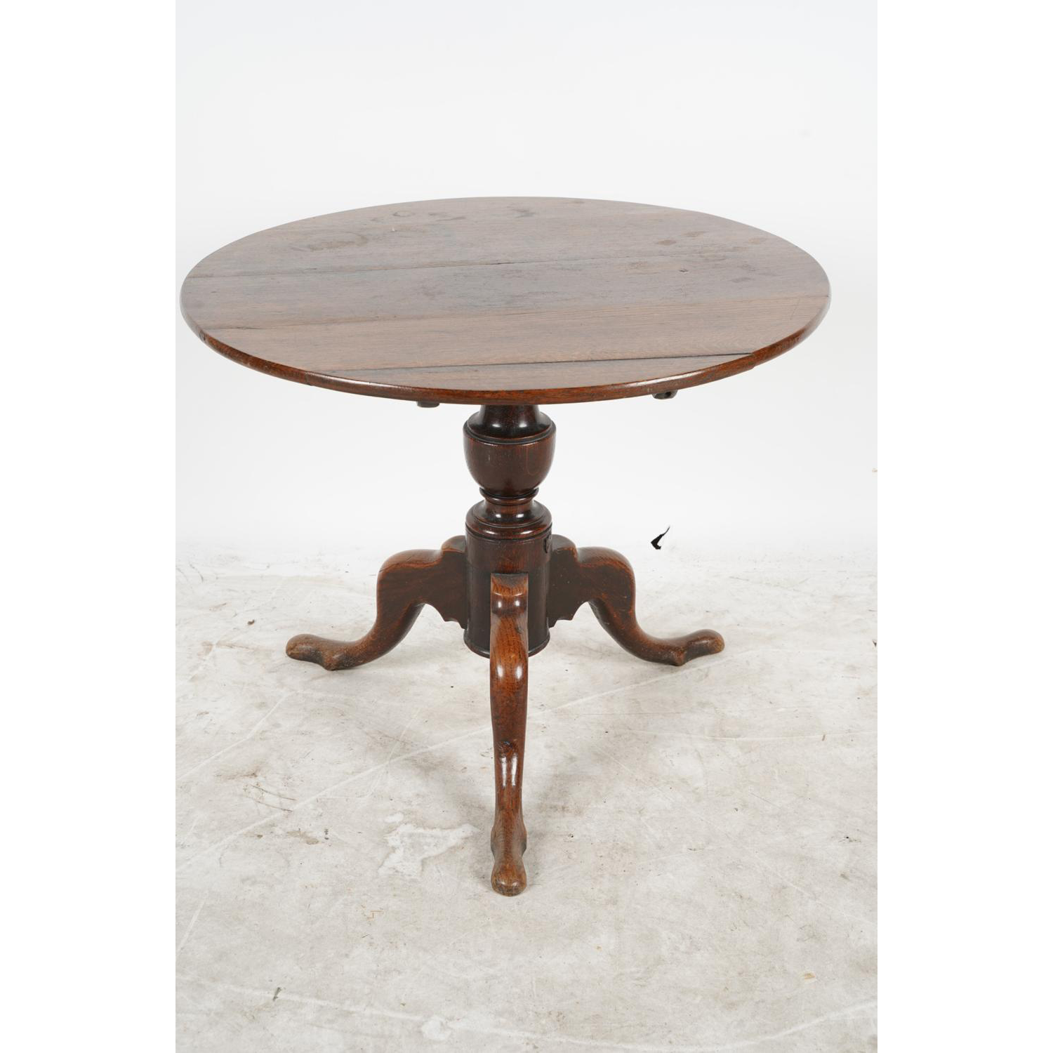 AF1-281: ANTIQUE 18TH CENTURY GEORGIAN OAK TILT TOP TRIPOD TABLE