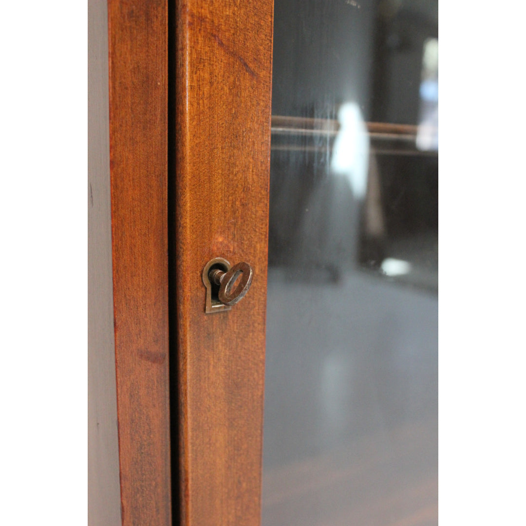 AF3-330: Antique Early 20th Century American Single Door Bookcase w/ Queen Anne Legs